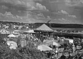 Enköping, Korsängen, under Enköpingsutställningen 1-10 juli 1955, nöjesplatsen, vy mot öster (Fanna).