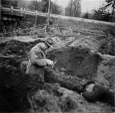 Västra Tunhem sn, utgrävning vid Hästevadet 1948-49. La. Svensson leder arbetet .  Foto: Vänersborgs Museum. Neg 1406 b