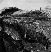 Västra Tunhem sn, Hästevadet. Fornlämningar förstörda vid schaktning. Foto: Vänersborgs Museum. Neg 1407 b