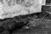 Västra Tunhem sn, kyrkogården.  Framgrävning av grundmur. Foto: Vänersborgs Musem