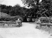 Västra Tunhem sn. Västra Tunhems prästgård Infartsvägen till manbyggnaden. Foto: N.I.S. 1948, Vänersborgs Museum. Neg 1403 a.