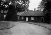 Västra Tunhem sn. Västra Tunhems prästgård Visthusbod och bakstuga med arkivbyggnad Foto: N.I.S. 1948, Vänersborgs Museum. Neg 1403 b