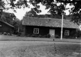 Västra Tunhem sn. Västra Tunhems prästgård, Fd arrendatorsbostad fr SO. T. V. gammalt magasin.
Foto: N.I.S. 1948, Vänersborgs Museum. Neg 1403 c