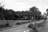 Västra Tunhem sn. Västra Tunhems prästgården, Manbyggnaden från kökssidan. Foto: N.I.S. 1948, Vänersborgs Museum. Neg 1405 b