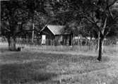 Västra Tunhem sn. Västra Tunhems prästgård, Hönshus fr V.  Foto: N.I.S. 1948, Vänersborgs Museum. Neg 1405 g