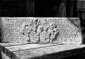 Västra Tunhem sn. Västra Tunhems prästgård. Gamla föremål från kyrkan samlade i ett magsin i prästgården.
Foto: N.I.S. 1948, Vänersborgs Museum. Neg 124 g.