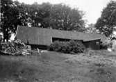 Västra Tunhem sn. Västra Tunhems prästgården. Stall och ladubyggnader med bod och garage fr. Ö. T.h. hemlighus och längst t. h. gammal källare. Foto: N.I.S. 1948, Vänersborgs Museum.