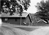 Västra Tunhem sn. Västra Tunhems prästgården. Stall och ladubyggnader med bod och garage fr SV. T.h. gammalt  svinhus och vedbod. Foto: N.I. Svensson 1948. Vänersborgs Museum, neg 1405 e.