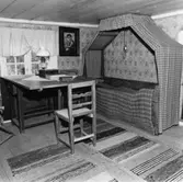 Maja-Lenas ryggåsstuga på Forngården på Lunneberg. Fors Ryggåsstugan är uppförd på 1790-talet och var bebodd fram till 1930-talet. Ryggåsstugan är möblerad med den inredning och de möbler som den sista ägaren, Maja-Lena, hade under den tid då hon bodde där.