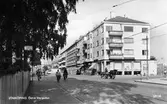 Bernhards öppnade ett konditori på Kyrkogatan år 1928 och 1939 öppnade man  Centralkonditoriet, som fick namn efter kvarteret det låg i, Centralen. Det ligger i hörnet av Norra Strandgatan och Östra Storgatan i Jönköping.