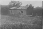 Håbol, Stuga och gärdesgård.
