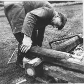 Håbol, Olle Henriksson timrar en knut