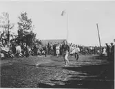 Deltagare och åskådare i någon form av idrottsevenemang.  Håbol