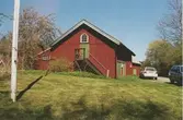 Röd träbyggnad.  Blackstorp  Fors