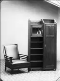 Möbler Slöjdtekniska skolan Vänersborg. Bokhylla, Fåtölj.