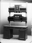 Möbler Slöjdtekniska skolan Vänersborg. Skrivbord med överhyllor.