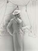 Modell i vitrandig kappa, hatt och handskar. Tecknad bakgrund. Original Balmain.