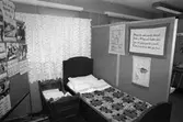 Utställning på Almåsgården i Lindome, år 1985. Säng och vagga.
Fotografi taget av Harry Moum, HUM, Mölndals-Posten.