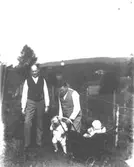 Toltorpsdalen i Mölndal. Två män och två barn, varav ett i barnvagn.