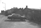 Två parkerade bilar står utanför före detta Texaco bensinstation i Kållered år 1991. Den låg på Gamla Riksvägen 61, i korsningen mot Streteredsvägen 1984. Det var byggt som en bilverkstad 