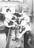 Daghem vid Guldheden i Göteborg efter 1947. Barn som inomhus gör en vattenlek efter engelsk förebild.