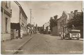 Kyrkogatan sett från sydväst, Enköping, mitten eller senare hälften av 1920-talet.
Påskrift på baksidan: 