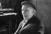 Gustav Johanssson i sin snickarverkstad. Han föddes 10/3 år 1900 på torpet Höganäs (på Berget) i Lindome.
Avled 7/10 1987. Ägde vid sin död gården Dverred 25 i Lindome. Han var en av de sista Lindomesnickarna.