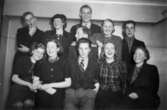 Studiecirkel i Krokslätt 1932. Troligtvis inom hyresgäströrelsen eller SSU. Elva personer, blandat män och kvinnor, som sitter och står utmed en vägg. Damen på översta raden , 2:a från höger, kallades 