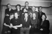 Studiecirkel i Krokslätt 1932. Troligtvis inom hyresgäströrelsen eller SSU. Elva personer, blandat män och kvinnor, som sitter och står utmed en vägg. Damen på översta raden , 2:a från höger, kallades 