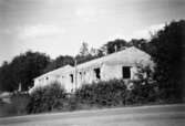 Lackarebäckshemmet under byggnation 1949-1950. Man ser personalbostäderna längst åt sydost. I förgrunden ses Gunnebogatan.