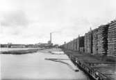 Wargöns AB.

Wargöns pappersbruk, hamnen med virkesmosor vid virkeslagret, 1948.