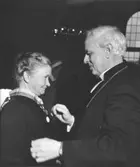 Wargöns AB.

Från 75-års jubileet 1949.
Papperssortererskan Emelia Örnberg och biskop Ljunggren.