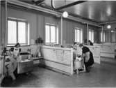 Wargöns AB.

Tvättstugan tillhörande Wargöns AB.
Bruket höll sig med en imponerande tvättstuga, som drevs med överskottsånga från bruket. Den klarade behovet av tvätt, strykning och mangling för 500 familjer, som hade rätt och möjlighet att utnyttja anläggningen. Årskapaciteten var 100 ton. Tvättstugan, som låg i hörnet vid parkeringen byggdes 1942 och avvecklades på 1960-talet. Henning Jonsson var tvättmästare.
Källa: Wargön - människorna & bruket.