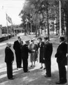 Wargöns AB.

Från jubileumsdagen, (75 år) söndagen den 19 juni 1949.
Landshövding Lundvik har anlänt. Han hälsas välkommen av disponent Helmer de Verdier, disponent Wigelius, fru de Verdier, fru Ahrén och bankdirektör Ahrén.