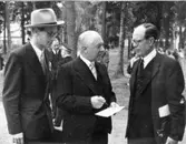 Wargöns AB.

Från jubileumsdagen, (75 år) söndagen den 19 juni 1949.
Fr.v. Notarie Olle Risholm, disponent Helmer de Verdier och kantor Karl Jonsson.