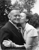 Wargöns AB.

Från jubileumsdagen, (75 år) söndagen den 19 juni 1949.
Portvakt Lindkvist och Fröken Nyberg.