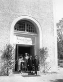 Wargöns AB.

Från jubileumsdagen, (75 år) söndagen den 19 juni 1949.
Medaljutdelningen i Västra Tunhems kyrka. Landshövding Lundvik, Biskopinnan och Fru Lundvik.