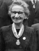 Wargöns AB.

Från jubileumsdagen, (75 år) söndagen den 19 juni 1949.
Fröken Hilda Dolk med medalj.