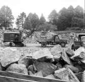 Wargöns AB. Byggnation av PM 5 1959-60. Foto och påförd  text av dåvarande ritkontorschefen Ragnar Söderberg.

 Två giganter för stenmassornas tillintetgörande.