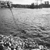 Wargöns AB. Byggnation av PM 5 1959-60. Foto och påförd  text av dåvarande ritkontorschefen Ragnar Söderberg.

Ett missöde vid stenpiren som slutade bra denna gång, endast bilen hamnade i vattnet. Fäste för första lyftet.