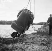 Wargöns AB. Byggnation av PM 5 1959-60. Foto och påförd  text av dåvarande ritkontorschefen Ragnar Söderberg.

Ett missöde vid stenpiren som slutade bra denna gång, endast bilen hamnade i vattnet. Sakta men säkert lyftes bilen upp från sitt ofrivilliga dopp i Göta älv den 18/6 1959.