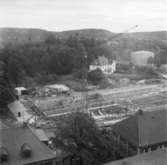 Wargöns AB. Byggnation av PM 5 1959-60. Foto och påförd text av dåvarande ritkontorschefen Ragnar Söderberg.

Bakvattentankar, kompressorrum, personalrum.