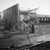 Wargöns AB. Byggnation av PM 5 1959-60. Foto och påförd text av dåvarande ritkontorschefen Ragnar Söderberg.

Det massiva fundamentet reser sig här 5 meter upp i höjden med sina 1,3 meter tjocka väggar runt om.