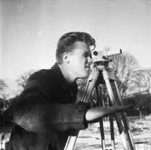 Wargöns AB. Byggnation av PM 5 1959-60. Foto och påförd text av dåvarande ritkontorschefen Ragnar Söderberg.

SIAB-ingeniören Sture Björklund ger klarsignal för en avvägning.