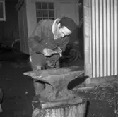 Wargöns AB. Byggnation av PM 5 1959-60. Foto och påförd text av dåvarande ritkontorschefen Ragnar Söderberg.

Med säker hand vässas mejslarna till goda huggverktyg.
[Troligen Olle Johansson på bilden.]