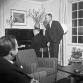 Wargöns AB. Byggnation av PM 5 1959-60. Foto och påförd text av dåvarande ritkontorschefen Ragnar Söderberg.

På Hemgården med SIAB i samband med att nya pappersbruket och PM 5 står klart.