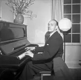 Wargöns AB. Byggnation av PM 5 1959-60. Foto och påförd text av dåvarande ritkontorschefen Ragnar Söderberg.

På Hemgården med SIAB i samband med att nya pappersbruket och PM 5 står klart.

Enar spelar.