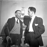 Wargöns AB. Byggnation av PM 5 1959-60. Foto och påförd text av dåvarande ritkontorschefen Ragnar Söderberg.

På Hemgården med SIAB i samband med att nya pappersbruket och PM 5 står klart.

Enar spelar.