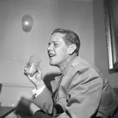 Wargöns AB. Byggnation av PM 5 1959-60. Foto och påförd text av dåvarande ritkontorschefen Ragnar Söderberg.

På Hemgården med SIAB i samband med att nya pappersbruket och PM 5 står klart.