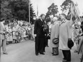 Wargöns AB.
Konugen på Eriksgata genom Vargön den 15 augusti 1951. F.v. Konung Gustaf VI Adolf, disponent de Verdier, Pastor Jivegård.